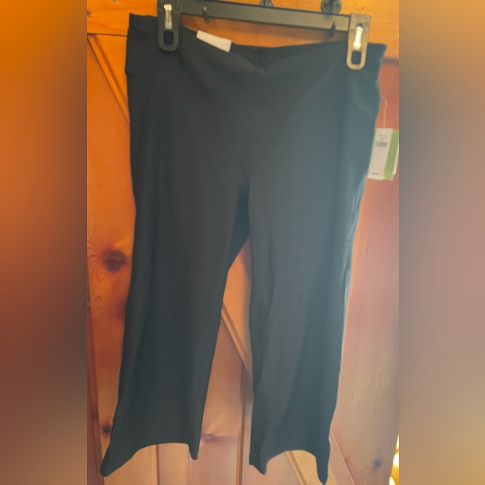 GAP Body women’s athletic Capri pants. Stretchy. Medium. Black. New with tags
